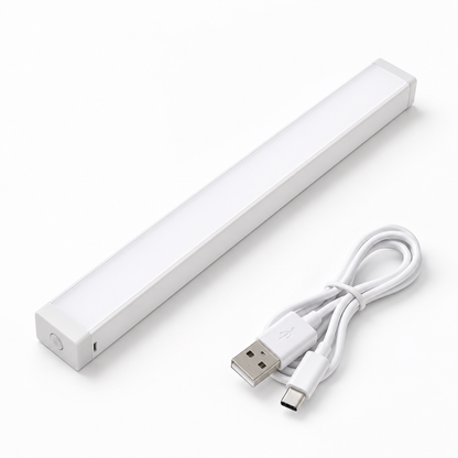 barre LED flat lay fond blanc câble USB inclus